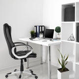 Silla gaming RELAX WB100 negra en un escritorio blanco en una oficina luminosa de MyBuero