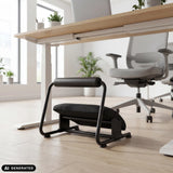 Reposapiés Podi Velvet negro debajo de un escritorio de hjh OFFICE (imagen generada por IA)