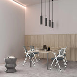 Sillas plegables PRIORITY II W grises con estructuras blancas en una mesa de reuniones clara de hjh OFFICE