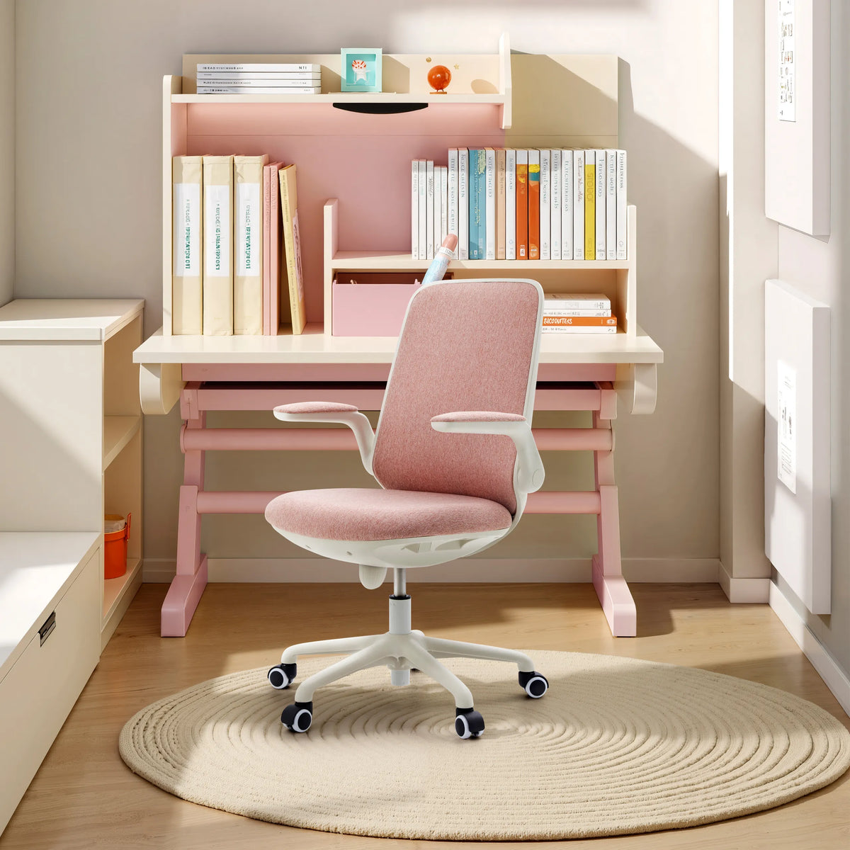 Silla giratoria para niños Swivelo rosa con reposabrazos y ruedas en un escritorio de hjh OFFICE