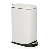 Weißer Mülleimer CLEAN SLIM mit Trittpedal und abgerundetem Deckel von hjh OFFICE – 360-Grad-Ansicht (schräge Frontansicht 45°)
