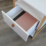 Cajón blanco abierto con tirador de cuero marrón de la Mesa auxiliar TAROLO III de hjh LIVING