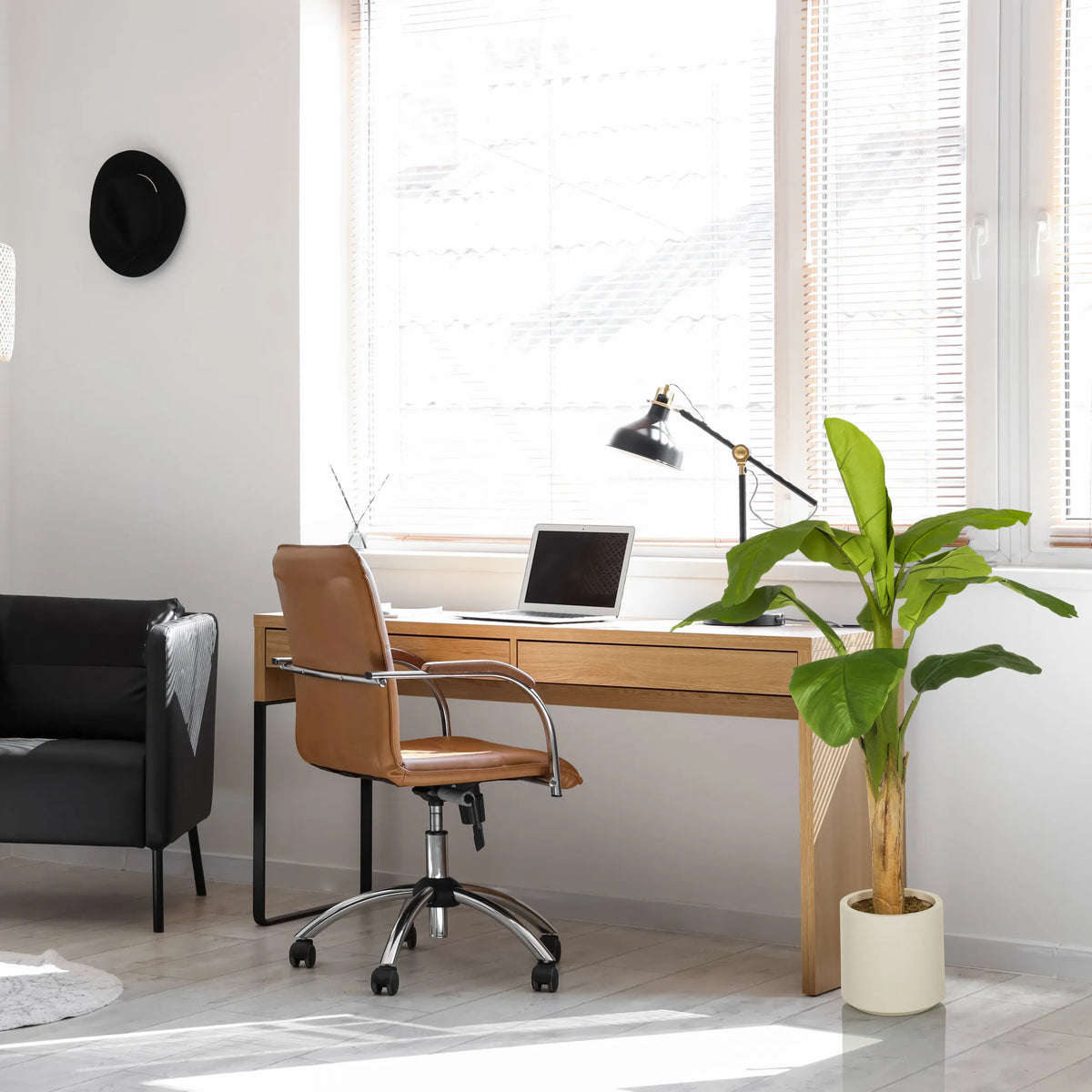 Planta artificial verde BANANE I en una maceta clara junto a un escritorio de hjh OFFICE