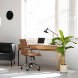 Planta artificial verde BANANE I en una maceta clara junto a un escritorio de hjh OFFICE