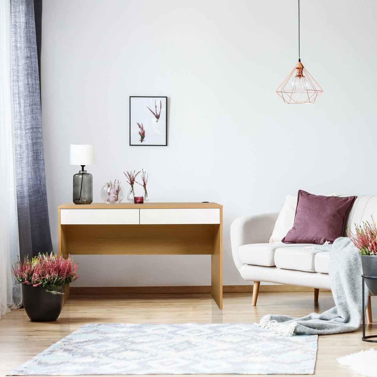 Escritorio BERGA en blanco y roble con dos cajones en una sala de estar de hjh LIVING