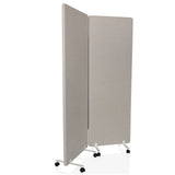 Dos separadores grises FLEXMIUT 1 sobre soportes blancos con ruedas de hjh OFFICE