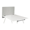 Separador de mesa FLEXMIUT D SIDE de color gris claro sobre un escritorio blanco de hjh OFFICE