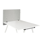Separador de mesa FLEXMIUT D SIDE de color gris claro sobre un escritorio blanco de hjh OFFICE