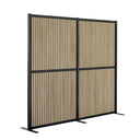 Separador FLEXMIUT MODUL con listones de madera marrón y estructura de metal negra de hjh OFFICE