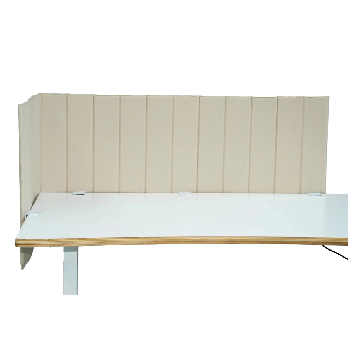 Separador de mesa beige FLEXMIUT ROLL con acolchado vertical sobre un escritorio blanco de hjh OFFICE