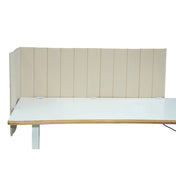 Separador de mesa beige FLEXMIUT ROLL con acolchado vertical sobre un escritorio blanco de hjh OFFICE