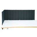 Separador de mesa FLEXMIUT ROLL en gris oscuro con acolchado vertical sobre una mesa blanca de hjh OFFICE