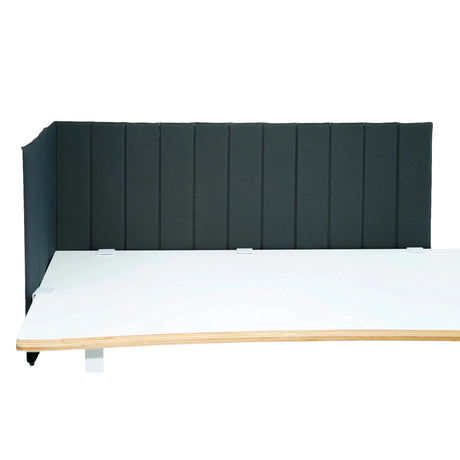 Separador de mesa FLEXMIUT ROLL en gris oscuro con acolchado vertical sobre una mesa blanca de hjh OFFICE