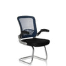 Silla de viga voladiza FLYER PRO V con respaldo de malla azul, asiento y reposabrazos negros de hjh OFFICE
