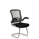 Silla de viga voladiza FLYER PRO V negra con respaldo de malla, reposabrazos y estructura de patines cromada de hjh OFFICE
