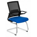 Silla de viga voladiza INVENTOR V con funda de asiento azul, respaldo de malla negra y estructura cromada de hjh OFFICE