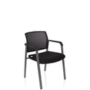 Silla de cuatro patas MEET negra con respaldo de malla y reposabrazos de hjh OFFICE