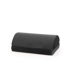 Reposapiés negro Podi Velvet 1 con una superficie acolchada y semicircular de hjh OFFICE