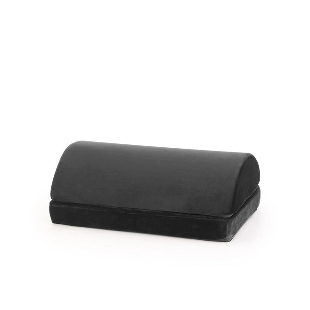 Reposapiés negro Podi Velvet 1 con una superficie acolchada y semicircular de hjh OFFICE