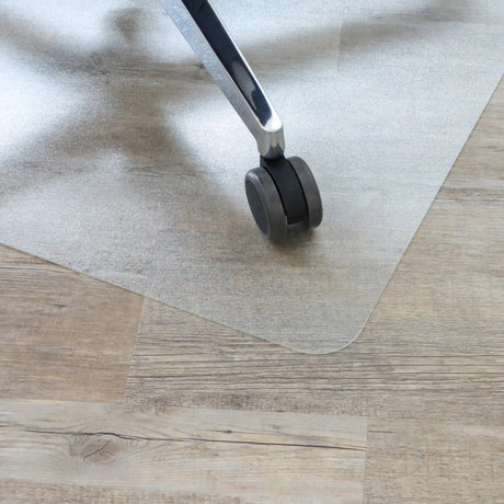 Alfombrilla transparente PUNOMAT para suelos duros con una rueda de una silla de oficina de Kottig
