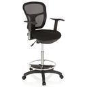 Silla de mostrador TOP WORK 108 negra con respaldo de malla, aro reposapiés y base con ruedas de hjh OFFICE
