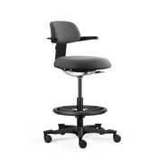 Silla de trabajo TOP WORK 40 en color gris oscuro con reposabrazos, aro reposapiés y base con ruedas de hjh OFFICE