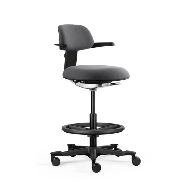 Silla de trabajo TOP WORK 40 en color gris oscuro con reposabrazos, aro reposapiés y base con ruedas de hjh OFFICE