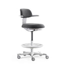 Silla de trabajo TOP WORK 40 W con tapizado gris oscuro, estructura blanca y aro reposapiés sobre ruedas de hjh OFFICE