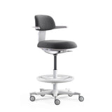 Silla de trabajo TOP WORK 40 W con tapizado gris oscuro, estructura blanca y aro reposapiés sobre ruedas de hjh OFFICE