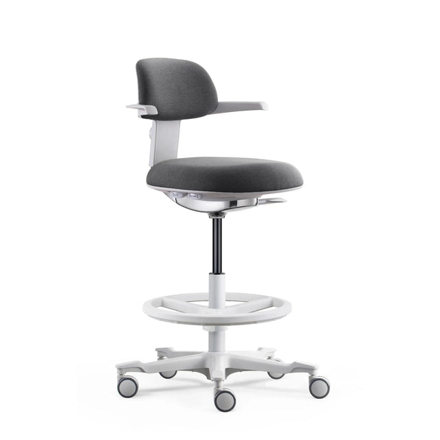 Silla de trabajo TOP WORK 40 W con tapizado gris oscuro, estructura blanca y aro reposapiés sobre ruedas de hjh OFFICE