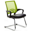 Silla de viga voladiza VISTO NET V con respaldo de malla verde, asiento acolchado negro y base de patines de hjh OFFICE